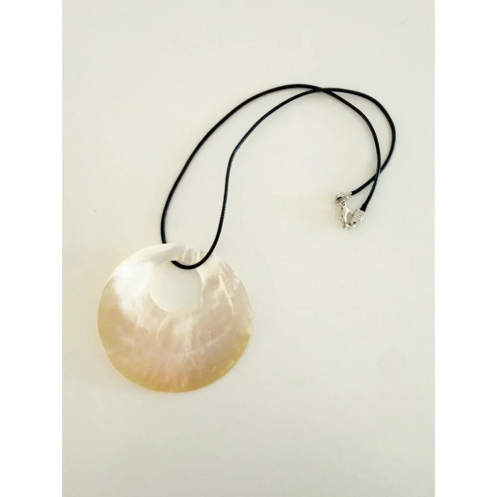 Shell Detail Ring Rope Necklace - Picture 4 of 6